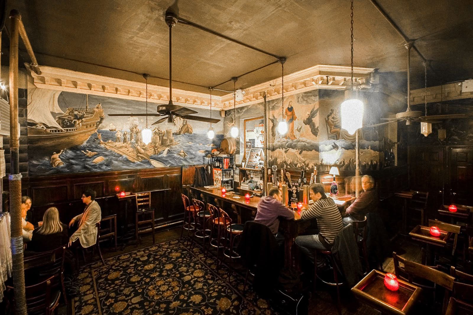 O bar em Nova York onde os clientes são obrigados a sussurar