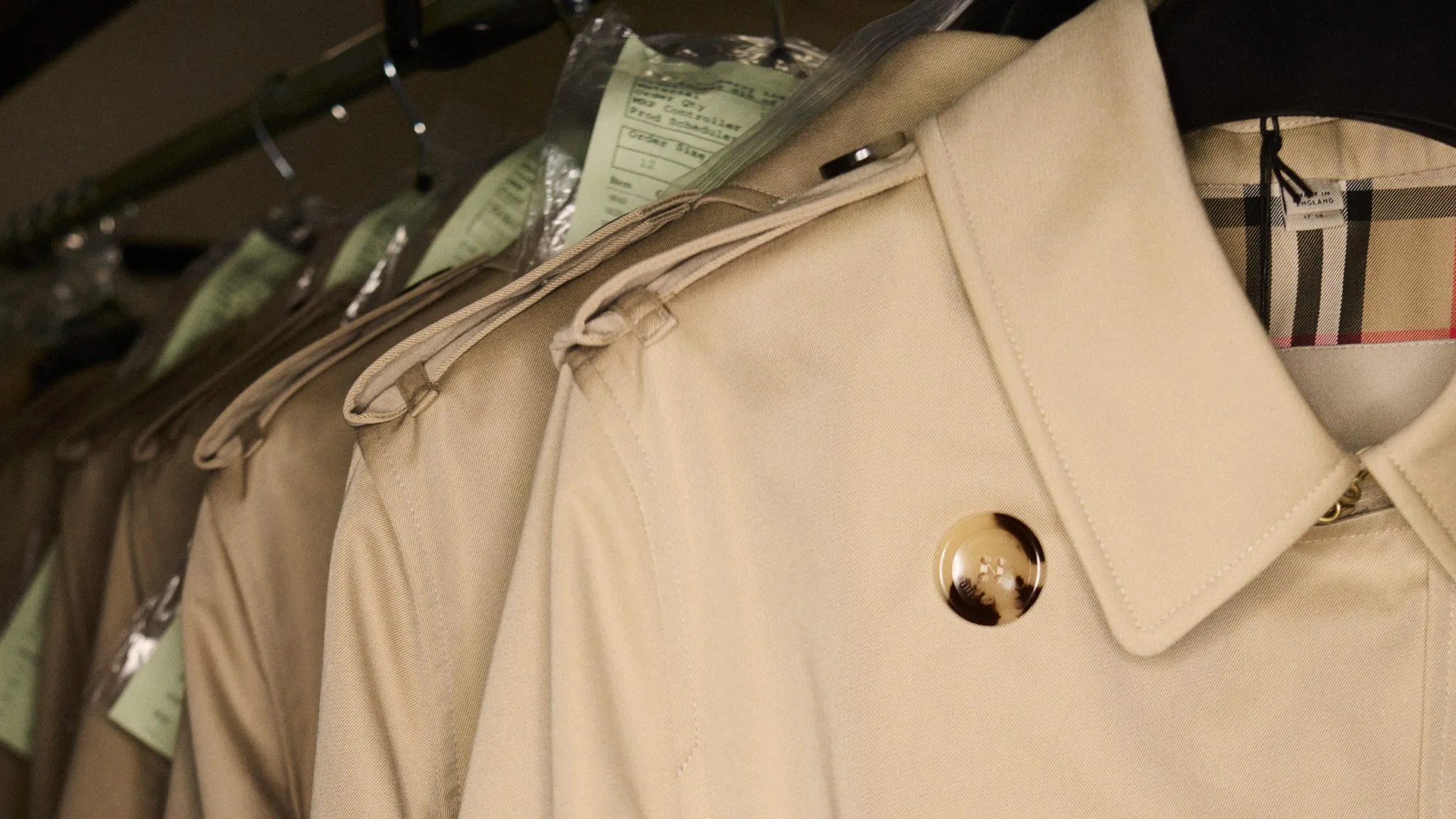 Londres: V&A celebra 170 anos da Burberry com exposição dedicada ao trench coat
