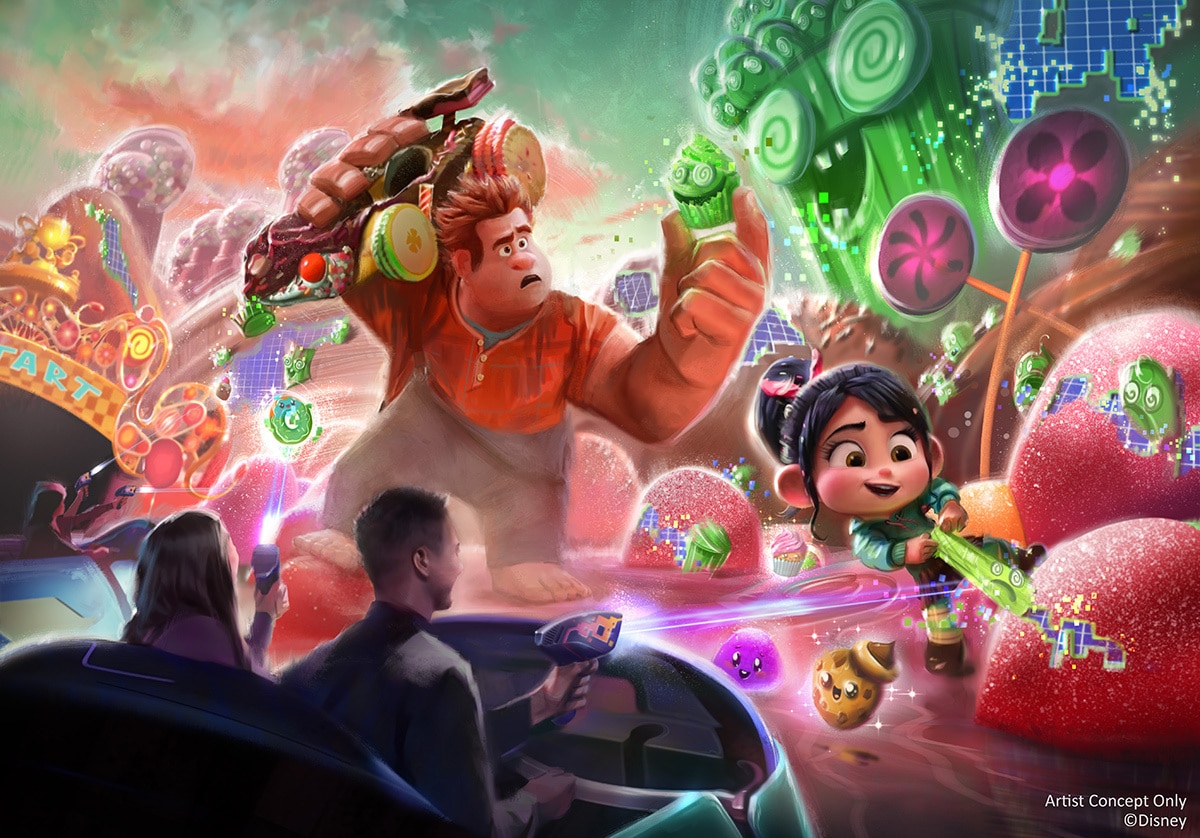 Ralph, de Detona Ralph, segura um cupcake verde com expressão surpresa, enquanto Vanellope sorri, agachada com um controle. Eles estão em um mundo de doces, com montanhas de jujuba e pirulitos gigantes. Dois humanos em um veículo futurista observam a cena, um deles apontando uma arma de luz. O céu tem tons de rosa e verde, e elementos pixelados flutuam no ar